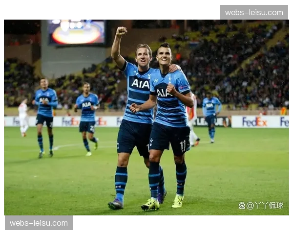 路易二世球场座无虚席，摩纳哥球迷高举欧冠梦想标语